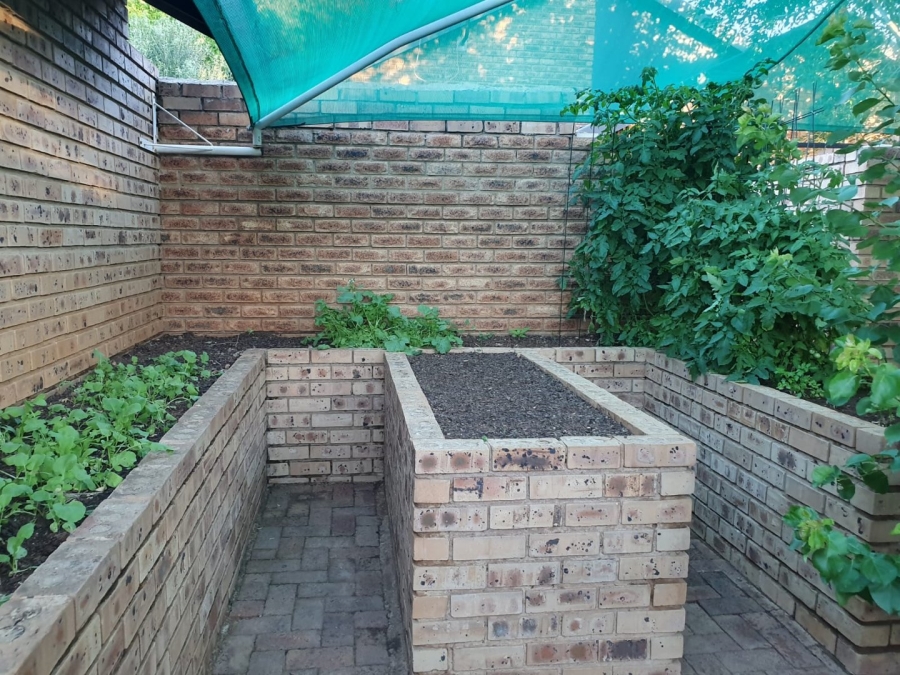 6 Bedroom Property for Sale in Flimieda North West